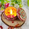 Candela profumata in latta etnica con petali essiccati e cera di soia naturale - Goji e Arancia Sanguigna Tarocco
