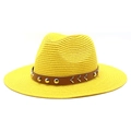 Détail d'un chapeau de paille jaune avec ruban en cuir marron et clous métalliques - M (56-58cm) / Jaune