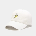 Détail d'une casquette de baseball blanche en coton avec broderie de banane jaune - M (56-58cm) / Blanc