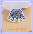 Spilla in acrilico con simpatico orso bruno in UFO blu serie astronauta per bambini - Orso UFO