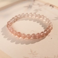 Dettaglio del bracciale minimalista in quarzo fragola con perline naturali e inclusioni - 4# Bracciale in Quarzo Fragola - 6mm (con scatola regalo)