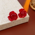 Vista macro de pendientes de rosa roja de resina con agujas de plata y textura - Poste de pendiente de plata - Rojo