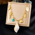 Detail van gouden strandketting met bedeltjes van zeesterren en zeepaardjes op beige kussen - Zeepaardje Zeester Multi-Hanger Stijl (N3461)