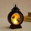 Halloween LED Laterne Detailansicht mit Hexen-Silhouette und warmem Lichteffekt - Glockenförmige Hexe