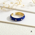 Nahaufnahme der blauen Emaille-Sternring mit Goldfinish und verstellbarer Öffnung - RG0887-A / Dunkelblau