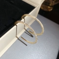 Detailopname van gouden C-vormige oorringen met glinsterende kristallen op een sieradendoosje - 925 Sterling zilveren oorbelsteker / 4cm / Goud