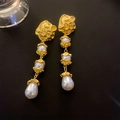 Boucles d'oreilles vintage en métal martelé doré avec perles baroques et pendentif long - Boucles d'oreilles gland perle baroque plissée