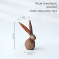 Moderne minimalistische Hasenfigur in Holzoptik Braun mit roten Ohrendetails - Holzmaserung Hase Ornament