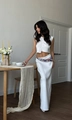 Dettaglio del set due pezzi in maglia bianca con crop top a bottoni e gonna a vita alta - S / Bianco
