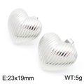 Silberne gestreifte Herz-Ohrstecker aus poliertem Edelstahl für einen modischen Look - Herz 3D-Strukturstil (KE113743-KFC) / Stahlfarben
