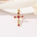 Ciondolo a croce vintage in oro con pietre rosse e zirconi su sfondo bianco elegante - Rosso rosa