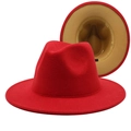 Détail d'un chapeau fedora rouge à bord plat avec une doublure intérieure kaki contrastée - M (56-58cm) / Rouge+Camel