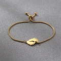 Detail eines verstellbaren Armbands mit goldenem Babyfuß-Anhänger und Gleitverschluss - Goldene Babyfüße