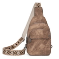 Bolso de pecho marrón claro con textura de cuero vintage y correa tejida geométrica - Marrón
