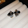 Macro de boucles d'oreilles cubes noirs géométriques sur coussin de boîte à bijoux - Style Carré en Cristal Noir (Tige en Argent)