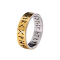 Detailansicht des zweifarbigen Wikinger-Rings mit goldenen Elder Futhark Runen-Gravuren - US 6 / Gold