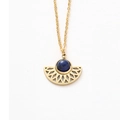 Détail du pendentif doré en forme d'éventail ajouré avec pierre de lapis-lazuli bleue - Éventail Bleu