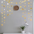 Gouden sterren en cirkels slinger boven een bureau voor feestelijke muurdecoratie - 3M 4-punts ster en cirkel goud
