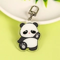 Portachiavi panda in acrilico con anello a D argentato su uno sfondo verde - Portachiavi Panda (Salutando)