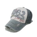 Dettaglio ravvicinato del cappellino vintage in cotone con ricamo 1962 ed effetti usurati - Grigio