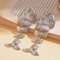 Dettaglio di orecchini a spina di pesce su una pagina di un libro d'epoca - Argento (Perno per orecchini in argento sterling 925)
