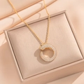Collier léopard doré avec micro-pavage de zircons sur un écrin en cuir beige - 8873 Collier Léopard Doré