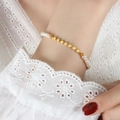 Bracciale chic stile francese con perle d'acqua dolce e grani metallici dorati al polso - Oro