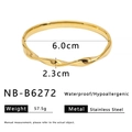 Macro-detail van gouden roestvrijstalen gedraaide brede armband met zirkonia-inleg - Gedraaide touwtextuurstijl (NB-B6272)