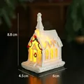 Leuchtende weiße Weihnachts-Kirche aus Harz mit warmem LED-Licht und Schneemuster-Dach - Stil 1