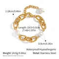 Vue détaillée de la chaîne en acier doré 18K et des perles d'eau douce du bracelet - Style Perle Chaîne Épaisse Dorée (YYB023063)