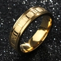 Anillo dorado de acero inoxidable con números romanos sobre fondo de purpurina negra - US 5 / Dorado