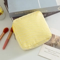 Trousse à rayures jaunes et blanches en seersucker avec fermeture à glissière en métal - Jaune