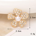 Detalle de dije de flor con perla, medida 2.5x2.6cm y peso 4.4g especificados - D1557 Flor de Perlas de Cinco Pétalos Dorado