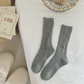 Calze grigie a coste stile coreano in maglia morbida su sfondo bianco minimalista - Taglia unica / Grigio chiaro