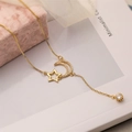 Vergulde ketting met holle ster en zirkoon maan hanger op een sieradendoosje - Ster Maan Kwastje Ketting