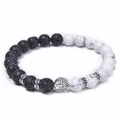 Dettaglio del ciondolo albero della vita su bracciale di occhio di tigre e lava - Pietra Vulcanica + Turchese Bianco