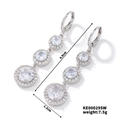 Detalle de pendientes plateados con circonitas blancas mostrando medidas de 4,9 cm por 1,2 cm - Pendientes Colgantes Largos de Circonita Redonda de Tres Capas / Blanco Plateado