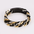 Detail eines dreifarbigen Edelstahl-Panzerarmbands mit schwarzen gold und silbernen Gliedern - Stahl Gold Schwarz Armband