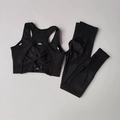 Detail des schwarzen nahtlosen Yoga-Sets mit geripptem Bund und Überkreuz-Sport-Bra - S / Schwarz