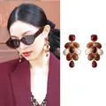 Détail de boucles d'oreilles plaquées or 18 carats avec pierres œil de tigre marron - 28# Tige d'oreille en argent - Or - Marron - Pendentif patchwork rouge