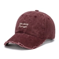 Dettaglio della visiera consumata e del ricamo bianco su un cappellino vintage bordeaux - Taglia Unica(Regolabile) / Castano