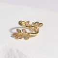Detailansicht goldener doppelreihiger Blattring mit funkelnden Zirkon-Steinen - Goldener Ring-Klarer Zirkonia (Stil 3)