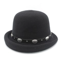 Chapeau melon noir élégant pour femme avec ceinture en cuir cloutée et boucle argentée - M (56-58cm) / Noir