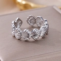 Anillo ajustable de concha plateada con texturas radiales para un estilo marino - Concha Plateada