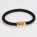 Detalle de la pulsera de cuero trenzado negro con un cierre magnético de metal dorado - Dorado