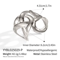 Dettaglio macro del bracciale rigido in acciaio inossidabile intrecciato e ipoallergenico - Stile Argento Intrecciato Traforato / Argento (YYBL025029-P)