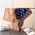 Carré de soie avec imprimé chaîne papillon camélia en orange et bleu marine - Bord Orange (FG42-2)