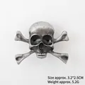 Dettaglio della spilla con teschio che mostra dimensioni 3,2x2,5 cm e finitura antica - Stile Teschio E Ossa Incrociate (XZ25077) / Argento Antico