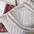 Gros plan du sac fourre-tout en coton matelassé à fleurs avec surpiqûres en losange - Blanc Rose Vert Fleuri