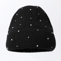 Schwarze Rippstrick-Beanie für Damen mit weißen Kunstperlen und funkelnden Strasssteinen - Perlen- und Strassdekor / Schwarz